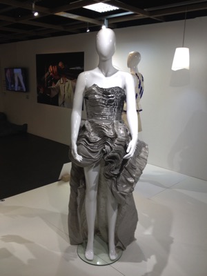 Exocet Dress, 2015 Cette robe est le résultat d’une collaboration avec la styliste Christine Phung. Le textile de cette robe aux volumes organiques est tissé à la main, fait de fils de métal, de lin et de fibres de collagènes de poisson, fibre créée pour l’occasion par la société Umorfil.